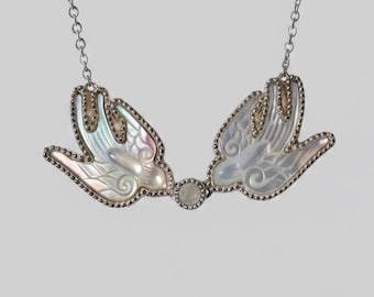 Collar de golondrina de nácar: gargantilla de pájaro de plata de ley con granate rojo