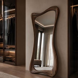 Gewellter Ganzkörperspiegel aus echtem Walnussholz, Mid Century Modern Spiegel, unregelmäßiger Holzspiegel, asymmetrischer einzigartiger Bodenspiegel