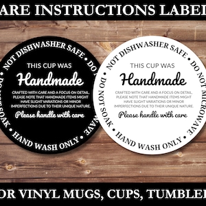 Puede incluir: Dos etiquetas circulares con instrucciones de cuidado. Una es negra con texto blanco, la otra es blanca con texto negro. Ambas dicen "Handmade" e incluyen instrucciones de lavado y advertencias sobre lavavajillas y microondas. El texto en la parte inferior dice "Para tazas, vasos, vasos de vinilo."