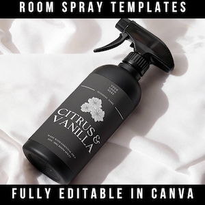 Può includere: Una bottiglia nera di spray per ambienti con un erogatore a grilletto. L'etichetta recita "Citrus & Vanilla" con decorazioni floreali. La bottiglia è etichettata "Realizzato con oli essenziali, spray per ambienti da 118 ml". Sono visibili anche i testi "Room Spray Templates" e "Fully Editable in Canva".