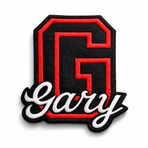 Può includere: Toppa ricamata nera e rossa con il nome "Gary" in corsivo bianco. La toppa presenta una grande "G" rossa su sfondo nero, con un bordo rosso.