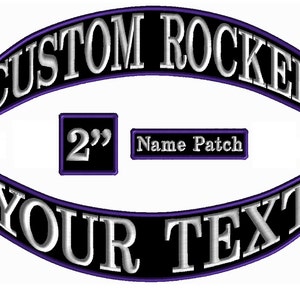 Puede incluir: Dos parches de rocker de motocicleta negros y plateados con ribete morado. El parche superior dice "CUSTOM ROCKER" y el parche inferior dice "YOUR TEXT". Un pequeño parche negro y plateado con ribete morado dice "2" en plata con comillas. Un pequeño parche negro y plateado con ribete morado dice "Name Patch".