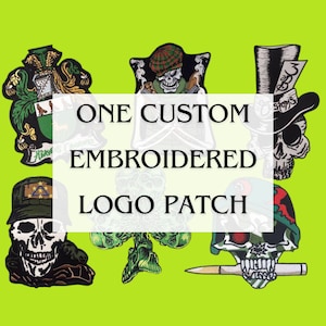 Puede incluir: Un parche de logotipo bordado personalizado. La imagen muestra una variedad de parches con diferentes diseños, incluyendo calaveras, un trébol y un escudo de armas. Los parches están todos bordados y tienen un esquema de color verde, negro y blanco.