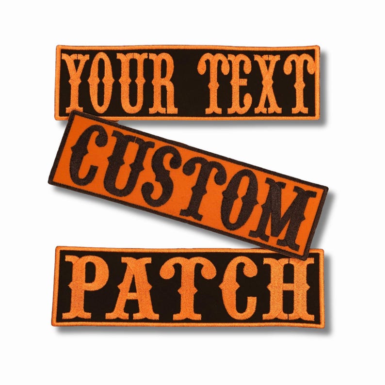 K&ouml;nnte beinhalten: Drei rechteckige, gestickte Aufn&auml;her mit schwarzen R&auml;ndern und Text. Der obere Aufn&auml;her tr&auml;gt die Aufschrift "YOUR TEXT" in Orange, der mittlere Aufn&auml;her "CUSTOM" in Schwarz und der untere Aufn&auml;her "PATCH" in Orange. Alle Aufn&auml;her haben einen schwarzen Hintergrund.
