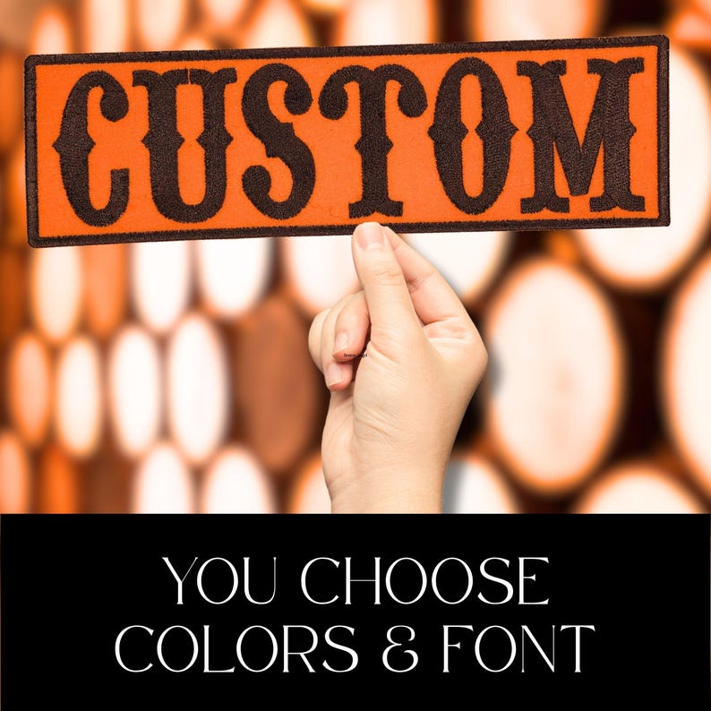 Puede incluir: Un parche rectangular naranja con la palabra "CUSTOM" en letras ornamentadas de color marr&oacute;n oscuro. El parche est&aacute; sostenido por una mano. Debajo, el texto dice "YOU CHOOSE COLORS & FONT".