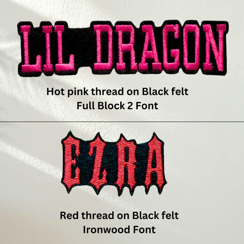 Puede incluir: Dos parches bordados sobre fieltro negro. El parche superior presenta el texto LIL DRAGON en hilo rosa intenso con una fuente de bloque. El parche inferior muestra el nombre EZRA en hilo rojo con una fuente de estilo g&oacute;tico y bordes afilados.