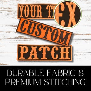 Puede incluir: Tres parches rectangulares con texto bordado en naranja sobre fondo negro. Los parches dicen "YOUR TEX", "CUSTOM" y "PATCH". La imagen tambi&eacute;n incluye el texto "DURABLE FABRIC & PREMIUM STITCHING" en una pancarta negra.