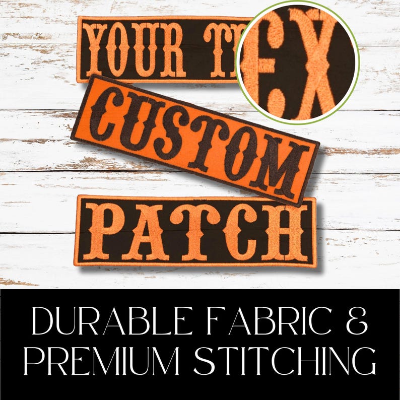 Puede incluir: Tres parches rectangulares con texto bordado en naranja sobre fondo negro. Los parches dicen "YOUR TEX", "CUSTOM" y "PATCH". La imagen tambi&eacute;n incluye el texto "DURABLE FABRIC & PREMIUM STITCHING" en una pancarta negra.