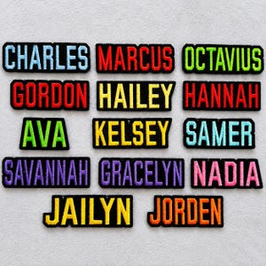 Puede incluir: Una colecci&oacute;n de parches rectangulares bordados con bordes negros y letras de varios colores. Los nombres incluyen Charles, Marcus, Octavius, Gordon, Hailey, Hannah, Ava, Kelsey, Samer, Savannah, Gracelyn, Nadia, Jailyn y Jorden.