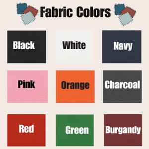 K&ouml;nnte beinhalten: Ein Farbmuster mit der Aufschrift "Fabric Colors". Die Grafik zeigt neun Stoffmuster in verschiedenen Farben: Schwarz, Wei&szlig;, Marineblau, Pink, Orange, Anthrazit, Rot, Gr&uuml;n und Burgunderrot. Dekorative, gen&auml;hte Patches befinden sich in den Ecken.