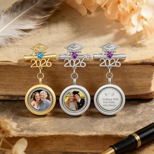 Broche "Graduación Caminando a tu lado en cada paso" 2026, Pin personalizado con foto y piedra de nacimiento, Para recordar a los seres queridos, Regalo de graduación para ella o para él.