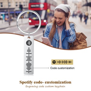 Pu&ograve; includere: Portachiavi argentato con un'etichetta rettangolare che presenta un codice Spotify e il testo "Spotify code- customization Engraving code custom keychain".