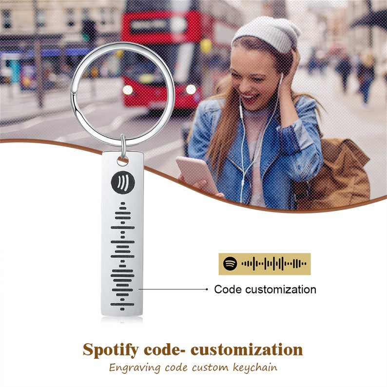 Pu&ograve; includere: Portachiavi argentato con un'etichetta rettangolare che presenta un codice Spotify e il testo "Spotify code- customization Engraving code custom keychain".