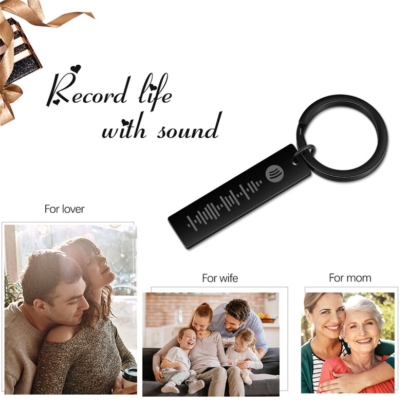 Pu&ograve; includere: Portachiavi in metallo nero con un'etichetta rettangolare incisa con un'onda sonora e il testo "Record life with sound". Il portachiavi &egrave; mostrato con tre diverse foto di famiglia.