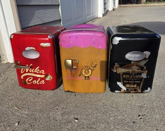 Mini geladeira Fallout pintada à mão – estilo Nuka-Cola com tomadas para carro e tomada | Item colecionável para gamers