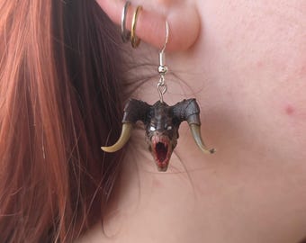 Pendientes de Garra de Muerte inspirados en Fallout: joyas de monstruos del páramo impresas en 3D y pintadas a mano.