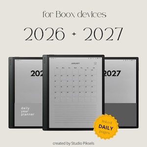 Pode incluir: Três leitores eletrónicos pretos exibindo páginas de calendário para 2026 e 2027. O ecrã central mostra um calendário de janeiro. O texto inclui "for Boox devices", "daily year planner" e "linked DAILY pages". Criado por Studio Piksels.