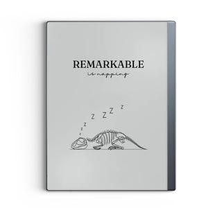 Puede incluir: Una tableta gris claro con el texto "REMARKABLE is napping" encima de un dibujo lineal de un esqueleto de dinosaurio durmiendo. La letra "Z" se repite varias veces encima del dinosaurio.