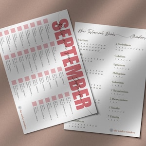 Könnte beinhalten: Zwei weiße Papierbögen mit Text und einem rosa Hintergrund. Auf einem Bogen steht das Wort "SEPTEMBER" in großen rosa Buchstaben. Der andere Bogen listet Bücher und Kapitel des Neuen Testaments auf. Der Text "she works wonders" steht unten.