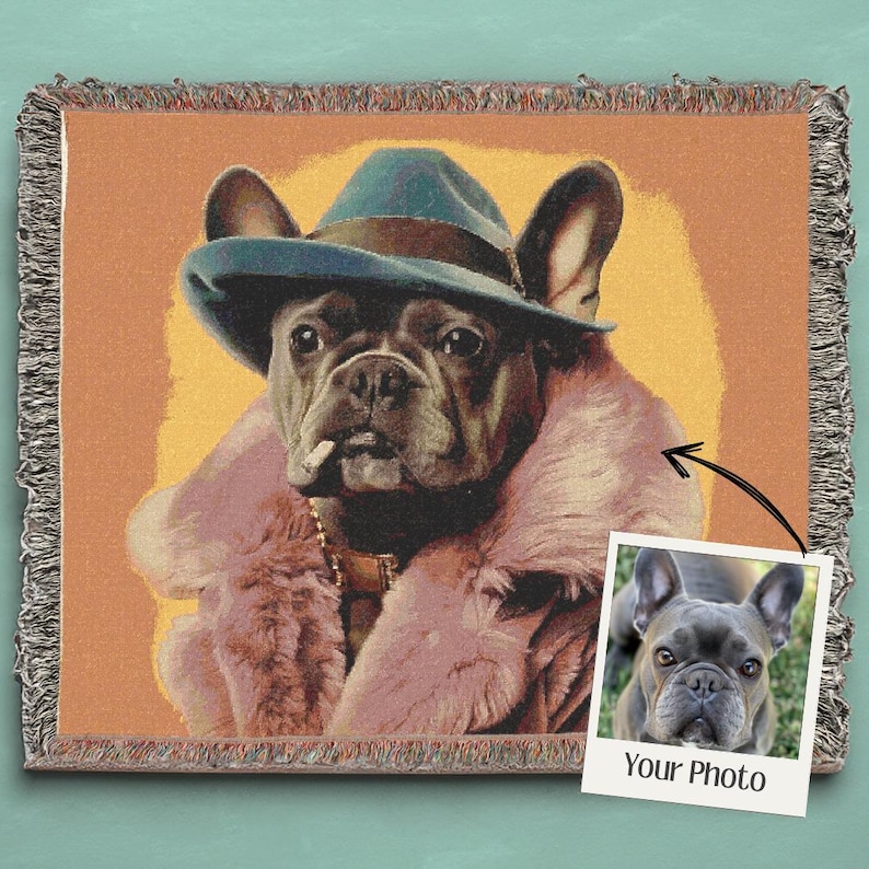Pu&ograve; includere: Un arazzo tessuto con un Bulldog Francese che indossa un fedora blu, un cappotto di pelliccia rosa e una catena d'oro. Il cane ha una sigaretta in bocca e un'espressione seria. L'arazzo ha un'estetica vintage ed &egrave; incorniciato da un bordo marrone.