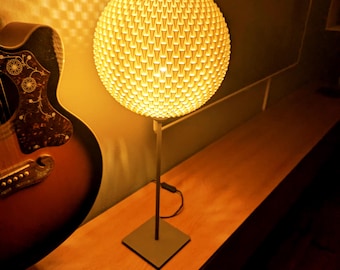 Modern wood-look table lamp – Sustainable 3D printed bedside lamp – Designer table lamp for living room & bedroom – Solis 300