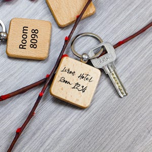 Personalized Wooden Key Ring – Custom Engraved Keepsake for Family, Ideal Birthday or Anniversary Gift for Loved Ones