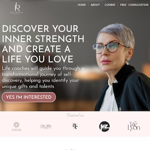 Pode incluir: Página inicial de um site web para um serviço de coaching de vida. O texto diz "Descubra sua força interior e crie uma vida que você ame". Uma mulher com cabelo grisalho e óculos é apresentada na página. O texto "Sim, estou interessado" está em um botão rosa.