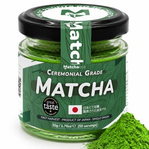 Könnte beinhalten: Ein Glas mit zeremoniellem Matcha-Pulver und einem schwarzen Deckel. Das Etikett zeigt das Wort "Matcha" in großen weißen Buchstaben, die japanische Flagge und den Text "First Harvest - Product of Japan - Single Origin". Das Glas enthält 50g Matcha.