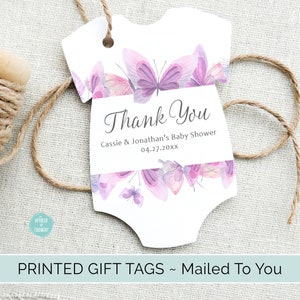 Op de afbeelding: Witte baby-rompervormige bedankkaart met paarse aquarel vlinders en de tekst "Bedankt Cassie & Jonathan's Baby Shower 04.27.20xx"
