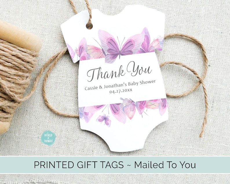 Op de afbeelding: Witte baby-rompervormige bedankkaart met paarse aquarel vlinders en de tekst "Bedankt Cassie & Jonathan's Baby Shower 04.27.20xx"