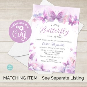 Op de afbeelding: Paarse babyshower-uitnodiging met een aquarel-vlinderontwerp. De uitnodiging luidt "Een kleine vlinder is onderweg!" en bevat de naam "Cassie Reynolds" en details voor de babyshower.