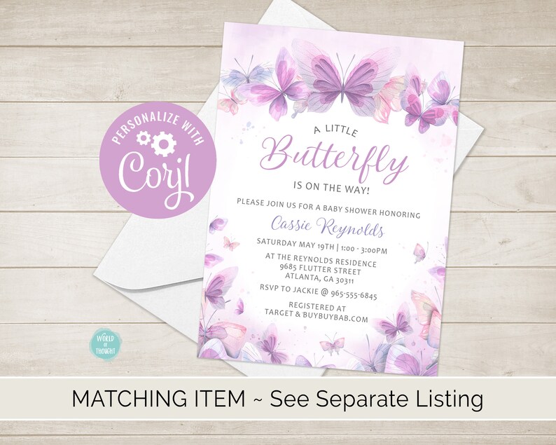 Op de afbeelding: Paarse babyshower-uitnodiging met een aquarel-vlinderontwerp. De uitnodiging luidt "Een kleine vlinder is onderweg!" en bevat de naam "Cassie Reynolds" en details voor de babyshower.