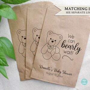 Puede incluir: Tres bolsas de papel marr&oacute;n con un dise&ntilde;o de osito de peluche y el texto "We can bearly wait!"  Danielle's Baby Shower August 19, 20xx