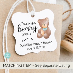 Puede incluir: Etiqueta de agradecimiento blanca con una ilustraci&oacute;n de un oso de peluche marr&oacute;n. La etiqueta dice "&iexcl;Muchas gracias, osito!" y "Baby Shower de Danielle el 19 de agosto de 20xx".