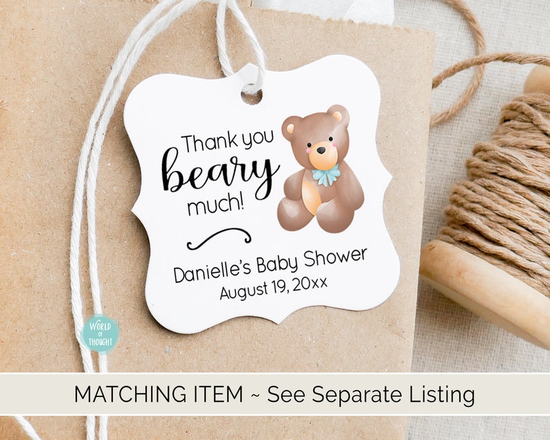 Puede incluir: Etiqueta de agradecimiento blanca con una ilustraci&oacute;n de un oso de peluche marr&oacute;n. La etiqueta dice "&iexcl;Muchas gracias, osito!" y "Baby Shower de Danielle el 19 de agosto de 20xx".