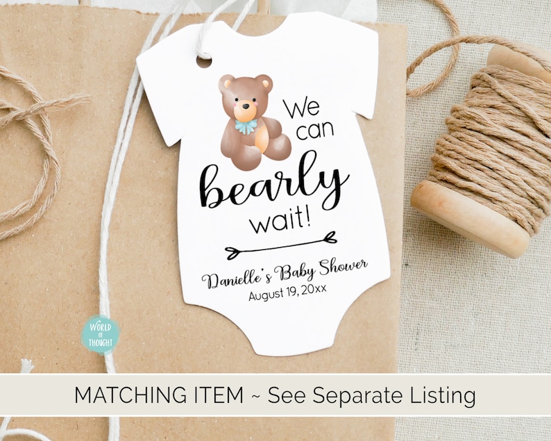 Puede incluir: Etiqueta blanca en forma de body de beb&eacute; con un oso de peluche marr&oacute;n que lleva una pajarita azul. La etiqueta dice "We can bearly wait!" y "Danielle's Baby Shower August 19, 20xx".