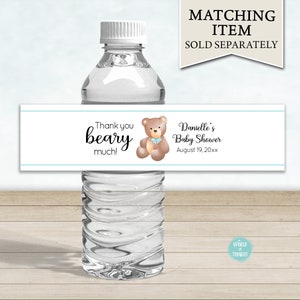 Puede incluir: Etiqueta de botella de agua con un oso de peluche marr&oacute;n que lleva una pajarita azul. La etiqueta dice "&iexcl;Muchas gracias, mi oso!" y "Baby Shower de Danielle el 19 de agosto de 20xx".