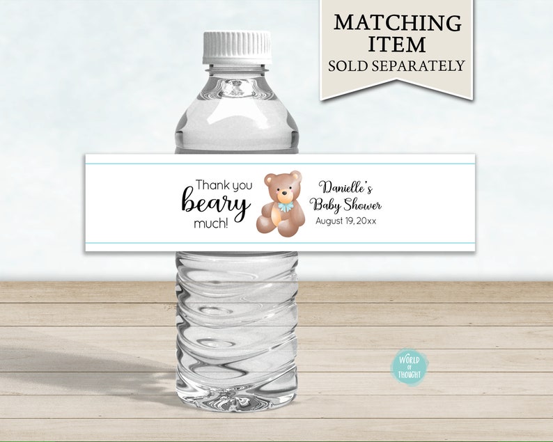 Puede incluir: Etiqueta de botella de agua con un oso de peluche marr&oacute;n que lleva una pajarita azul. La etiqueta dice "&iexcl;Muchas gracias, mi oso!" y "Baby Shower de Danielle el 19 de agosto de 20xx".