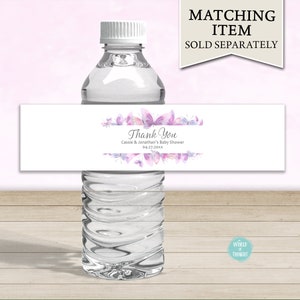 Op de afbeelding: Waterfleslabel met een paars vlinderontwerp. Het label luidt "Bedankt Cassie & Jonathan's Baby Shower 04.22.20XX".