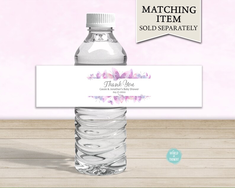 Op de afbeelding: Waterfleslabel met een paars vlinderontwerp. Het label luidt "Bedankt Cassie & Jonathan's Baby Shower 04.22.20XX".