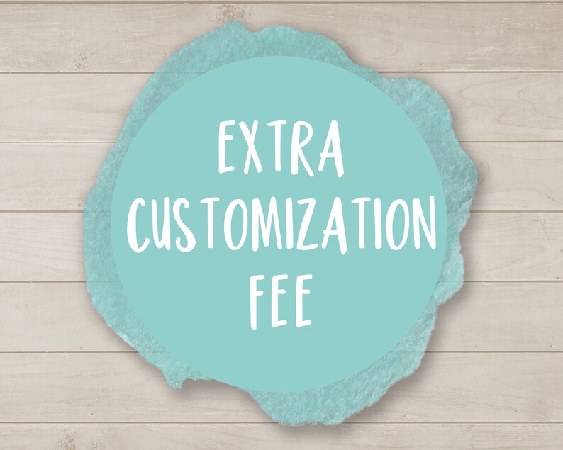Op de afbeelding: Een turquoise cirkel met de witte tekst "EXTRA CUSTOMIZATION FEE". De cirkel staat tegen een lichte houtnerf achtergrond, wat waarschijnlijk duidt op een digitaal product of dienst.