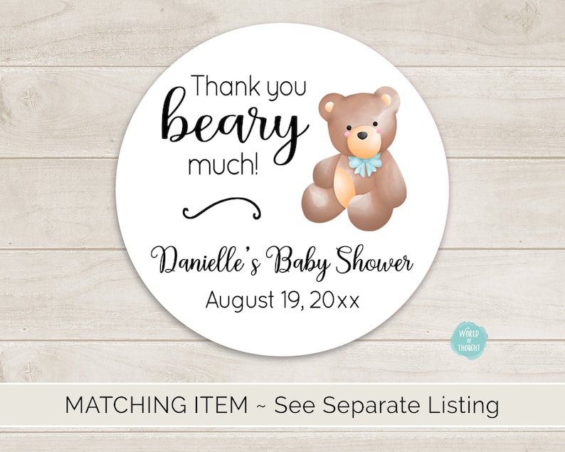 Puede incluir: Pegatina redonda blanca de agradecimiento con texto negro que dice "Thank you beary much!" y "Danielle's Baby Shower August 19, 20xx". Un oso de peluche marr&oacute;n con un lazo azul se encuentra en la esquina superior derecha.