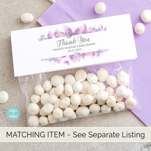 Op de afbeelding: Een witte cadeauzak met een wit bedankkaartje. Het kaartje heeft een paars aquarel vlinderontwerp en de tekst "Thank You Cassie & Jonathan's Baby Shower 04-27-20xx".