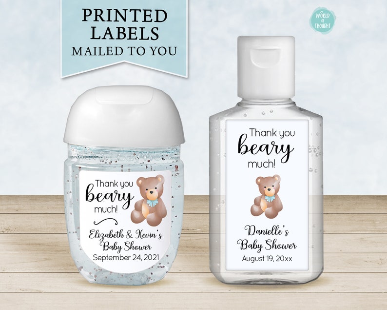 Puede incluir: Dos botellas de desinfectante de manos de pl&aacute;stico transparente con etiquetas blancas. Las etiquetas tienen una ilustraci&oacute;n de un oso de peluche marr&oacute;n y el texto "Thank you beary much!" Una etiqueta dice "Elizabeth & Kevin's Baby Shower September 24, 2021". La otra etiqueta dice "Danielle's Baby Shower August 19, 20xx".