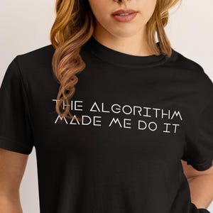 Divertente maglietta con intelligenza artificiale, "L'algoritmo mi ha costretto a farlo", umorismo tecnologico minimalista, regalo perfetto per programmatori e per chi cerca l'anima gemella.