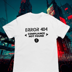Könnte beinhalten: Weißes T-Shirt mit dem schwarzen Text "ERROR 404 COMPLIANCE NOT FOUND", Pfeilen und einem Ausrufezeichen. Das T-Shirt wird vor dem Hintergrund einer futuristischen Stadtlandschaft präsentiert.