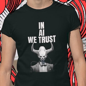 Pode incluir: Camiseta preta com a frase "IN AI WE TRUST" e um gráfico de caveira com chifres. O fundo apresenta um design vermelho e branco com caveiras vermelhas e raios.