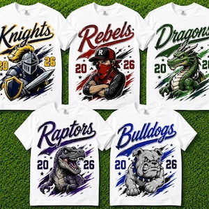 Pode incluir: Cinco camisetas brancas de manga curta com estampas gráficas. Os designs incluem um cavaleiro, um rebelde, um dragão, um raptor e um bulldog. Cada camiseta exibe o nome da equipe em letra cursiva e os números 20 e 26 ao lado da imagem.