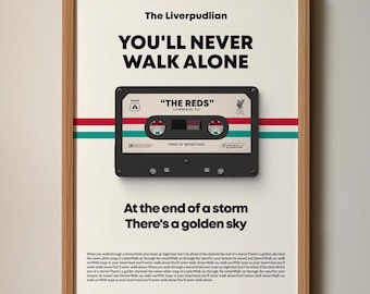 Può includere: Una stampa incorniciata con un design a cassetta vintage con il testo "THE REDS" e "LIVERPOOL F.C." La stampa include la frase "YOU'LL NEVER WALK ALONE" e una citazione su tempeste e cieli dorati. Con strisce rosse e verdi.