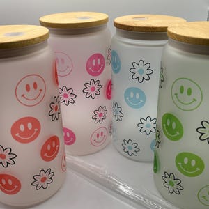 Vaso de vidrio con cara sonriente, pajita y tapa de bambú / Bonita taza de café helado / Vaso reutilizable estético / Vaso con flor de cara feliz / Regalo genial